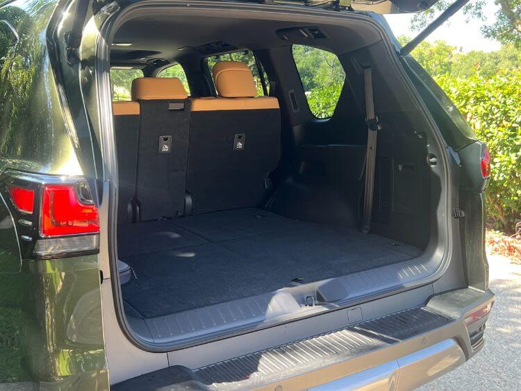 Lexus LX 600 image 1