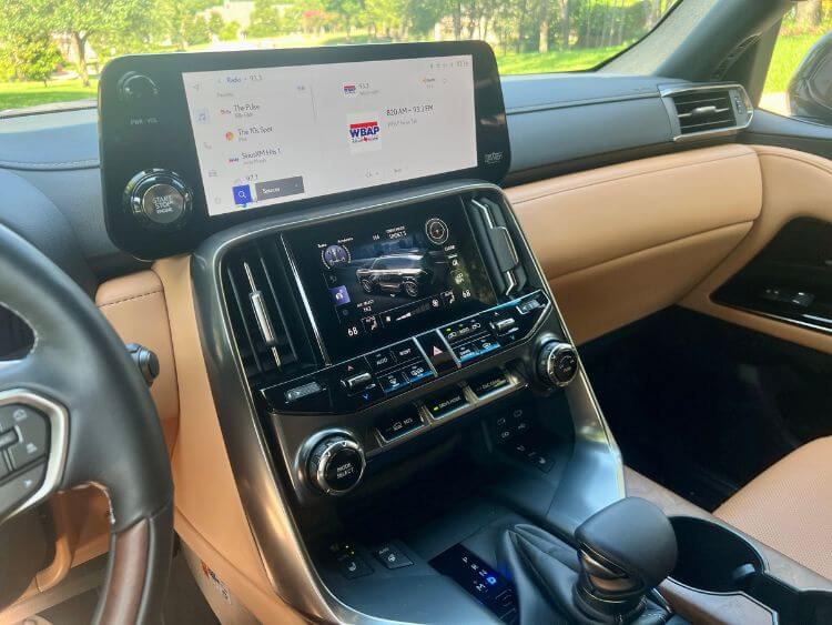 Lexus LX 600 image 2
